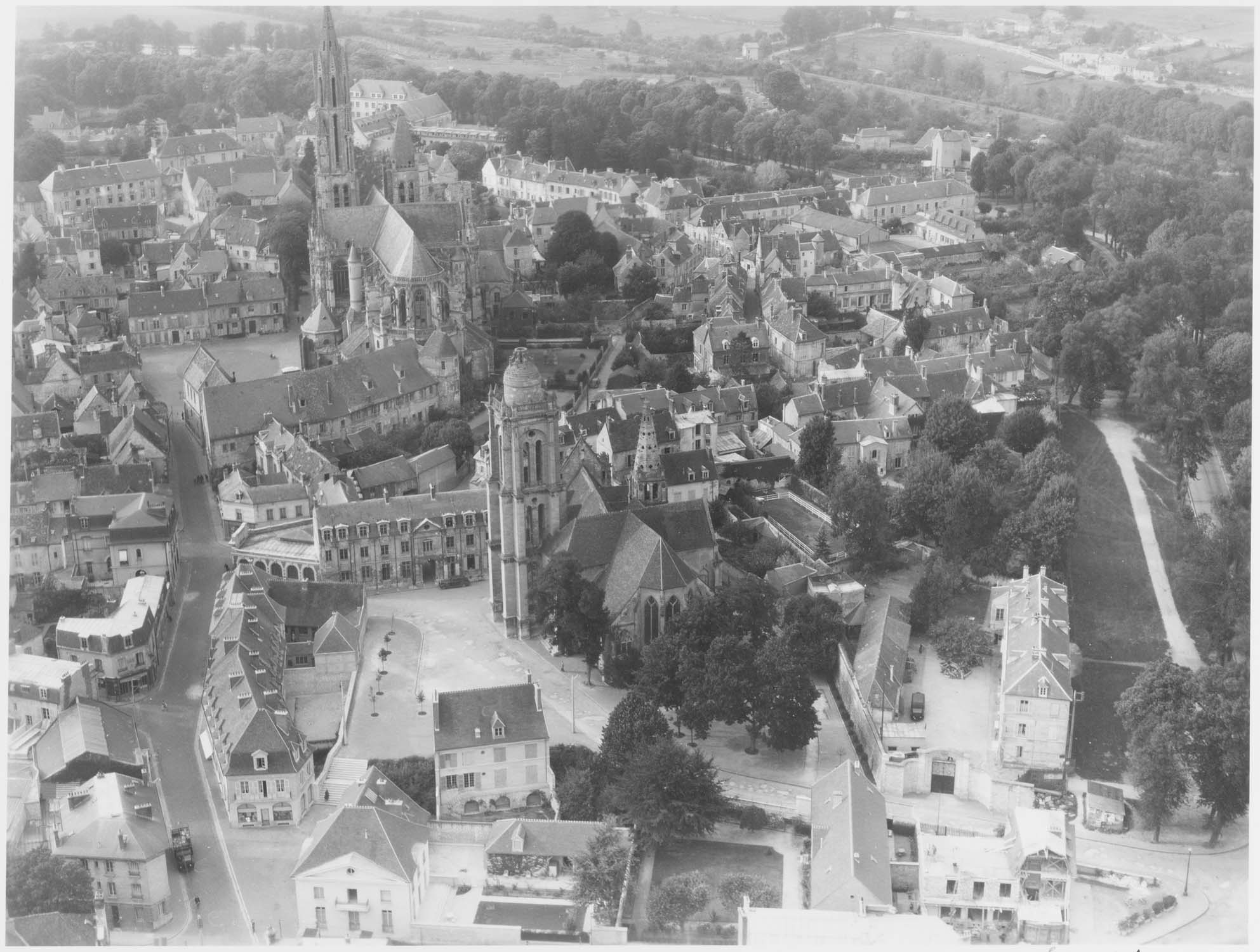 Église Saint-Pierre au premier plan et cathédrale au second