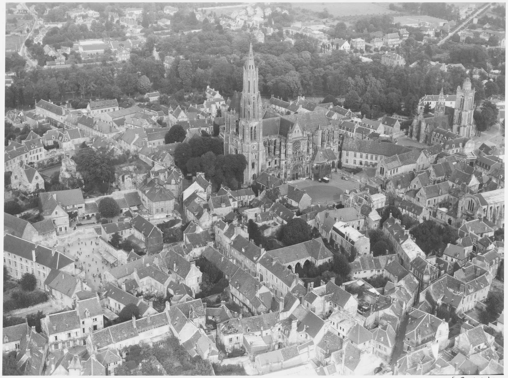 Cathédrale et église Saint-Pierre à droite