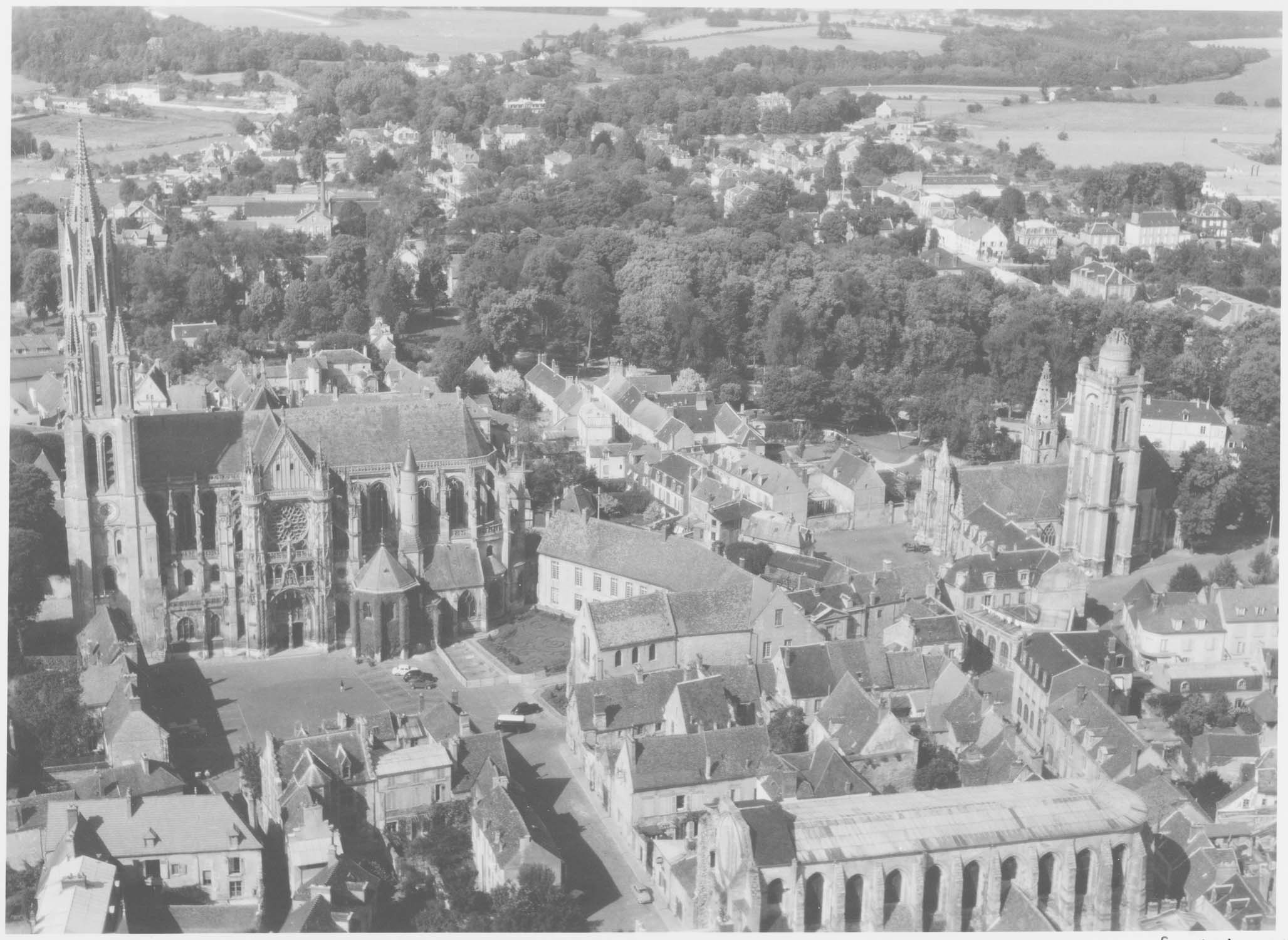 Cathédrale et église Saint-Pierre à droite