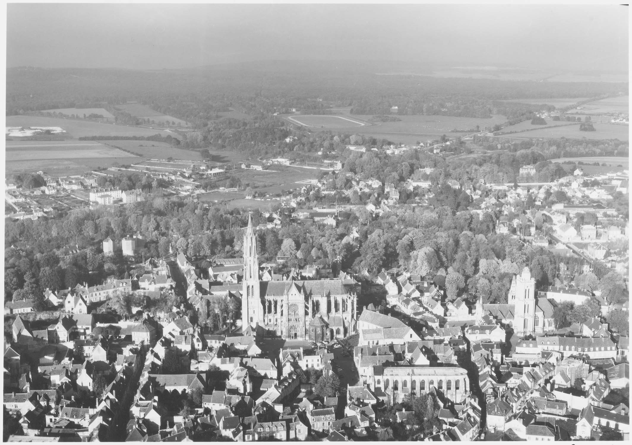 Cathédrale et église Saint-Pierre à droite