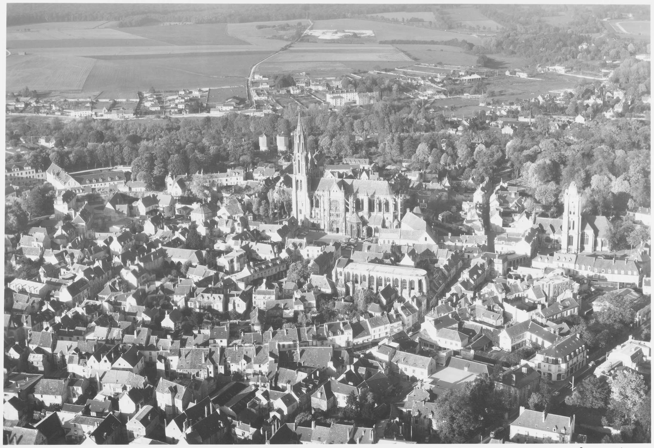 Cathédrale et église Saint-Pierre à droite