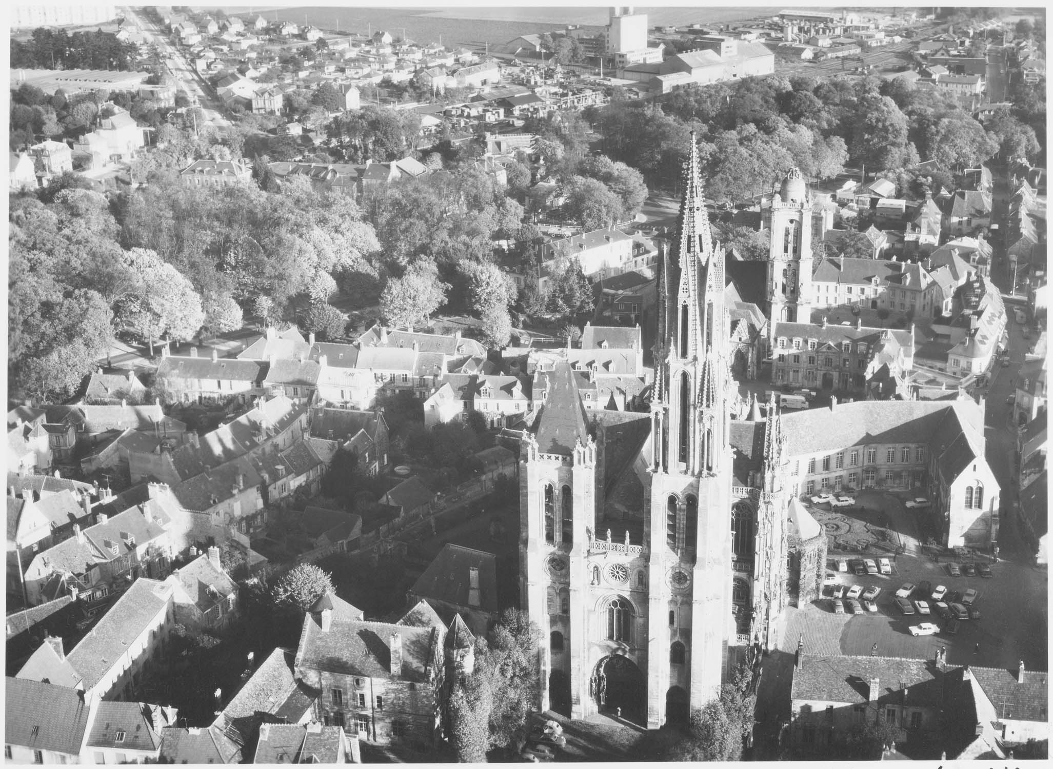 Cathédrale et église Saint-Pierre au second plan