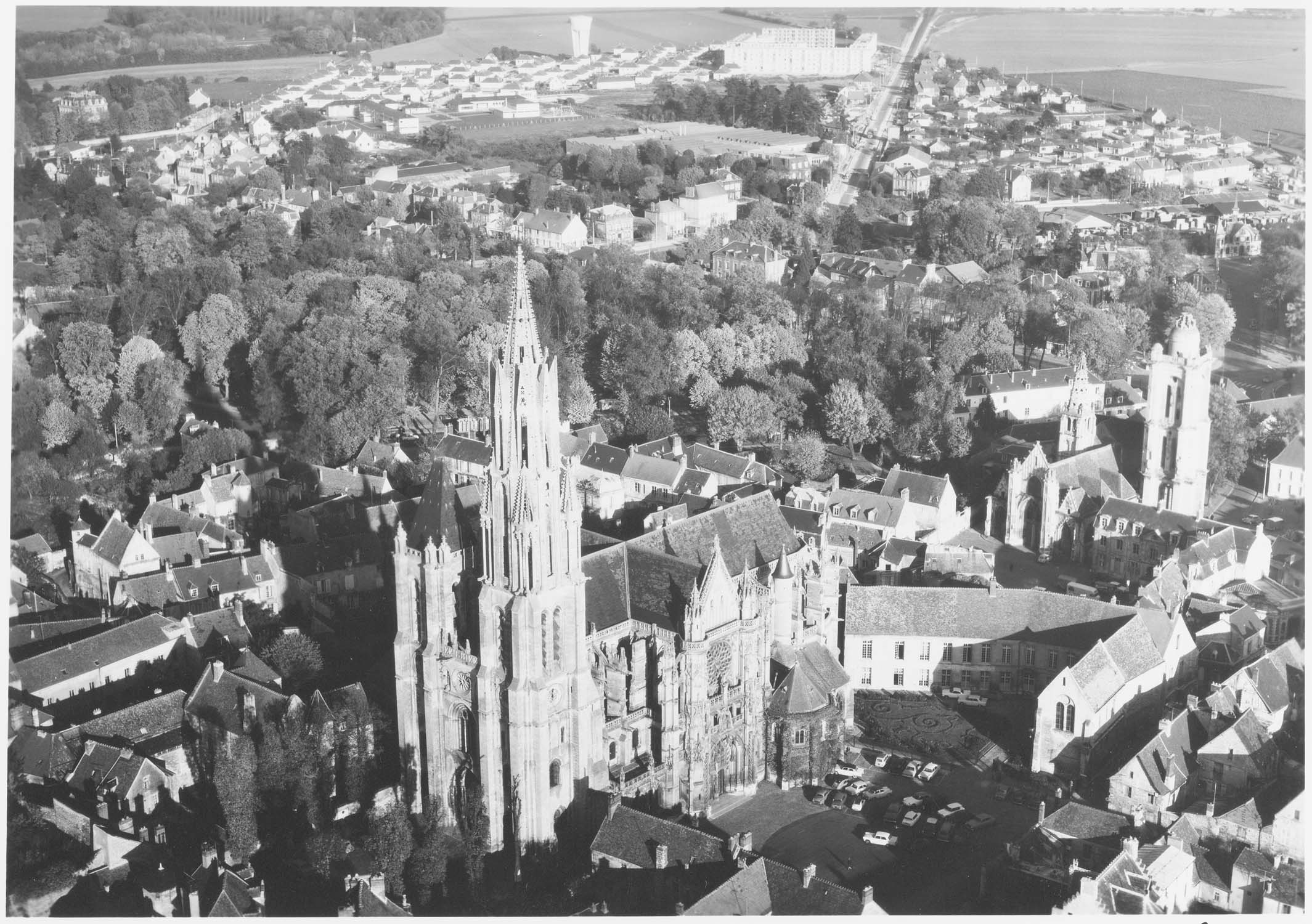 Cathédrale et église Saint-Pierre au second plan