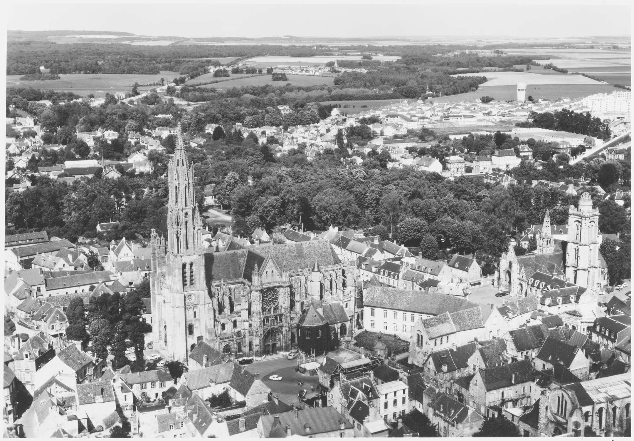 Cathédrale et église Saint-Pierre à droite