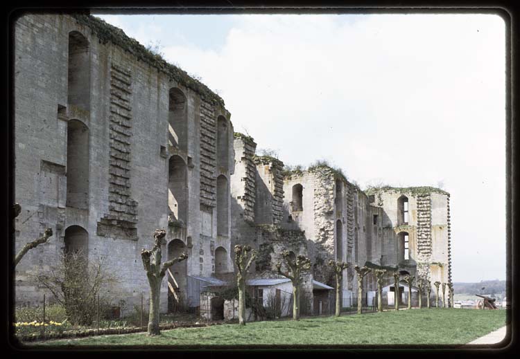 Ensemble est ; Ruines