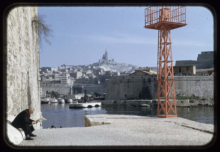 Entrée du Vieux-Port depuis le fort Saint-Jean ; Homme lisant un journal