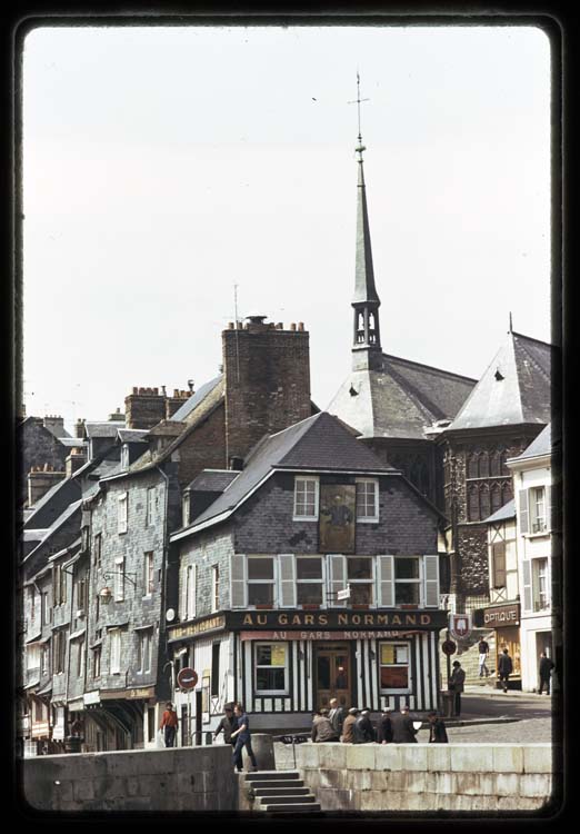 Façade sur le quai ; Flèche de l'église