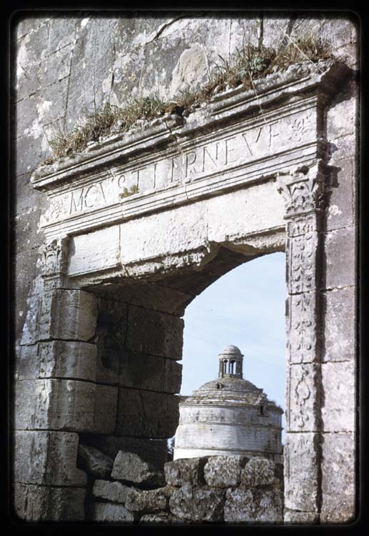 Pigeonnier vu au travers de la fenêtre du mur en ruine ; Inscription