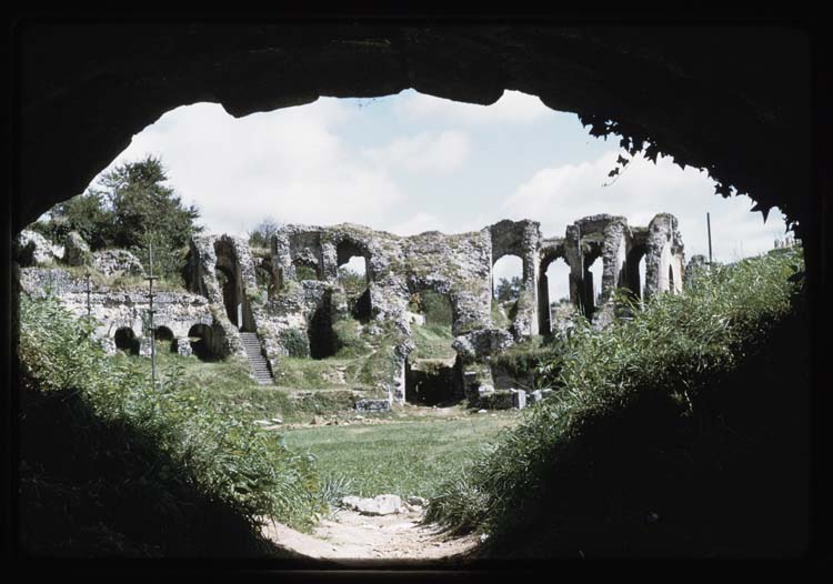 Vue au travers d'une arcade