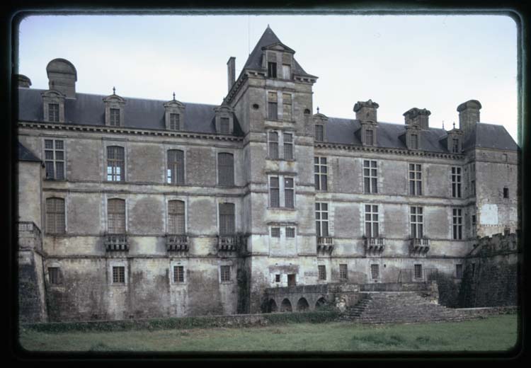 Château des Ducs d'Epernon, actuellement Musée historique et iconographique