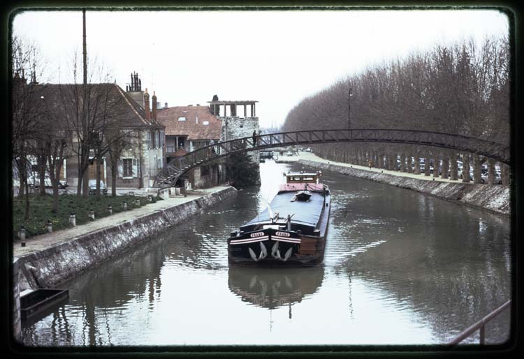 Péniche passant sous le pont