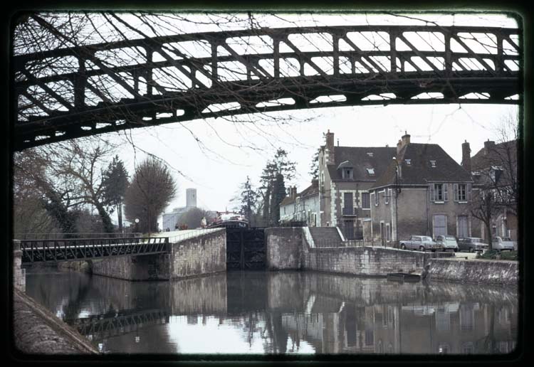 Maisons et canal vus au travers de la passerelle