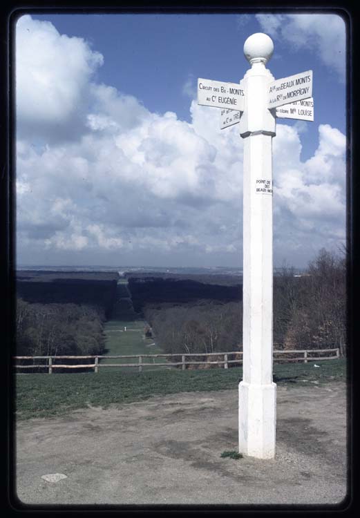 Avenue des Beaux-Monts en direction du palais ; Panneau indicateur