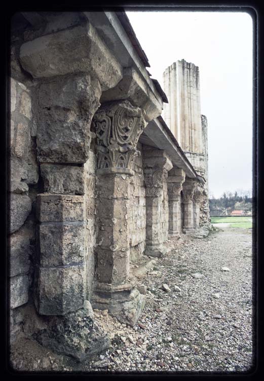 Mur en ruine ; Chapiteaux sculptés