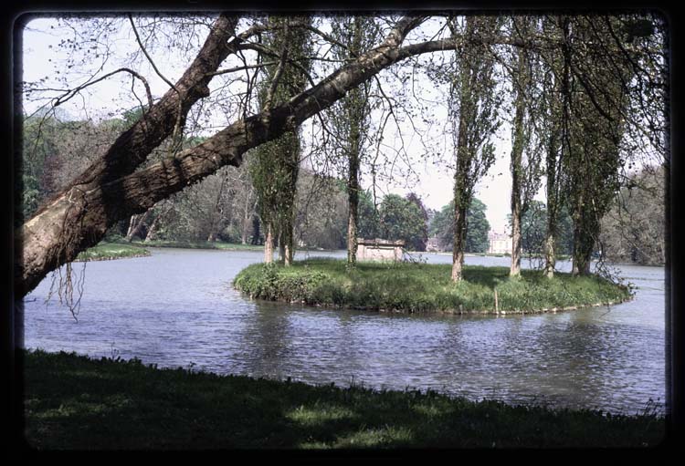 Vue générale du tombeau de Rousseau sur l'île aux peupliers