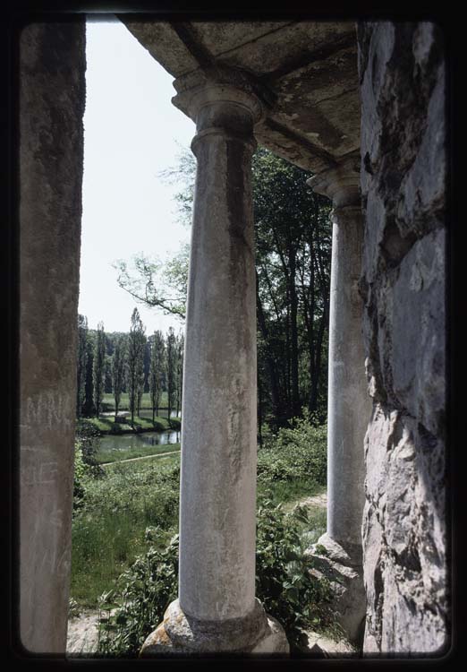 Parc vu au travers de la colonnade du temple de la philosophie