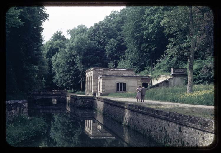 Usine électrique et pont à l'entrée du parc