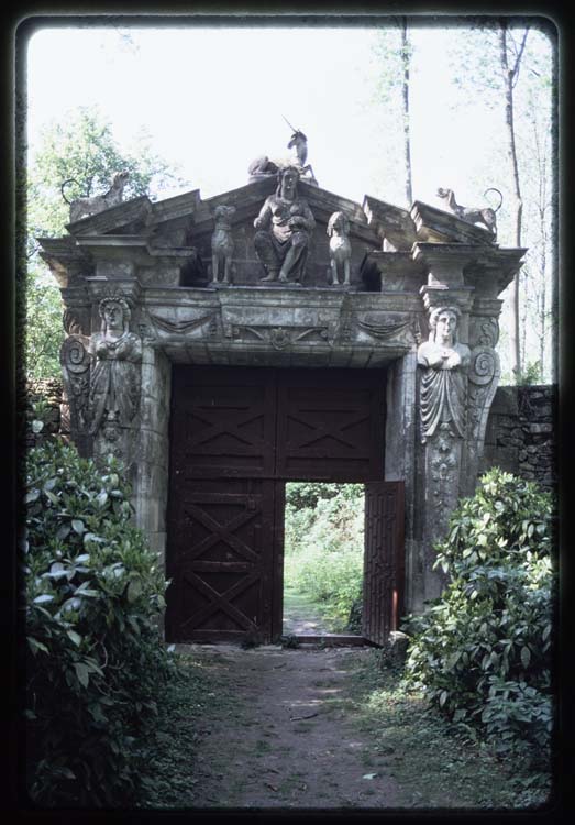 Porte rouge donnant sur la forêt