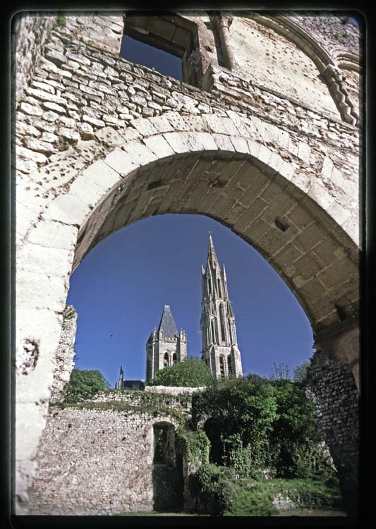 Tours vues au travers d'une arcade du château