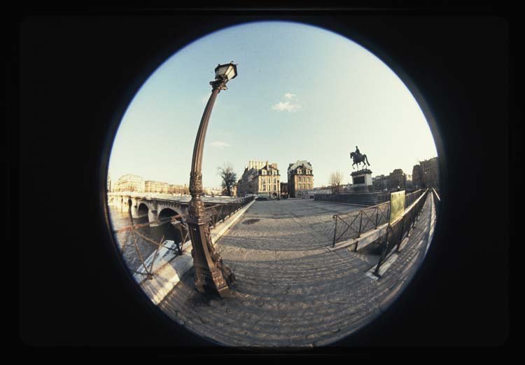 Vue en fisheye circulaire d'un lampadaire, de la statue de Henri IV et des immeubles de la place Dauphine