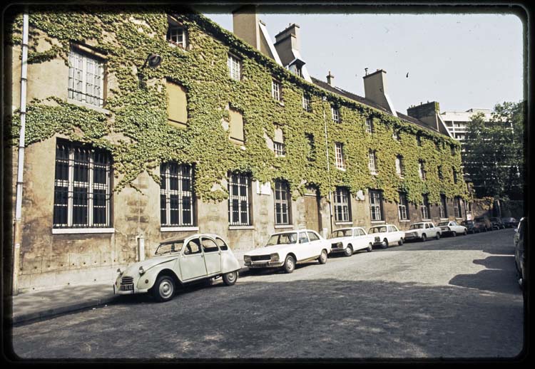 Façade ouest sur la rue Berbier-du-Mets