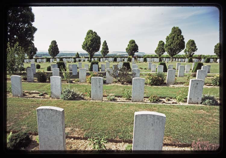 Tombes alignées dans le cimetière militaire