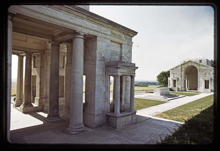 Pavillons d'entrée du cimetière militaire