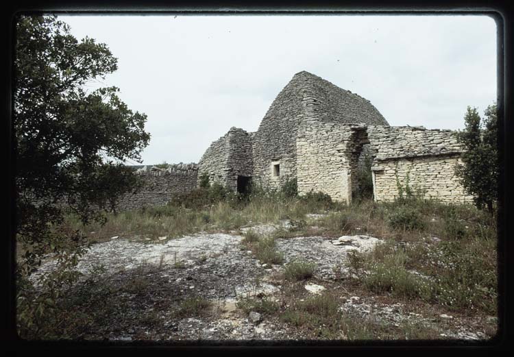 Vue d'ensemble d'une grande borie ; Murs d'enceinte