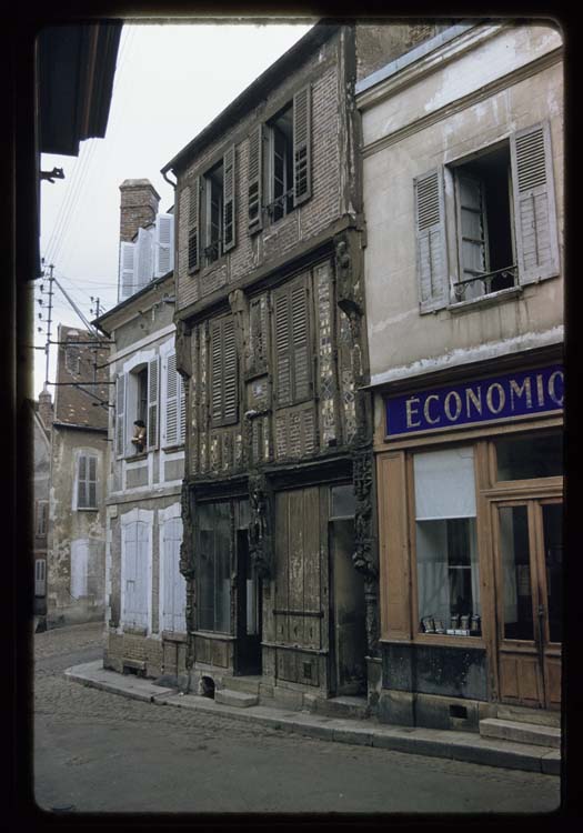 Façade à pans de bois sur la place du Pilori