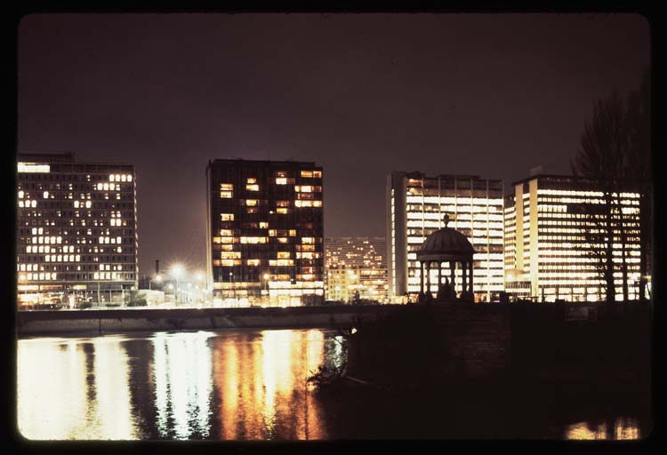 Temple et quartier d'affaires de la Défense vus de nuit