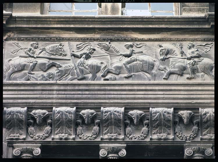 Façade sur rue : décor sculpté