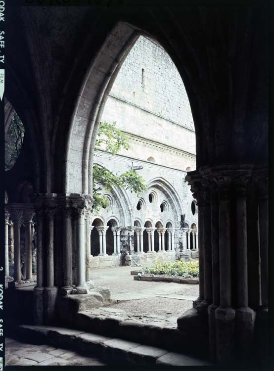 Cloître vu au travers d'une arcade