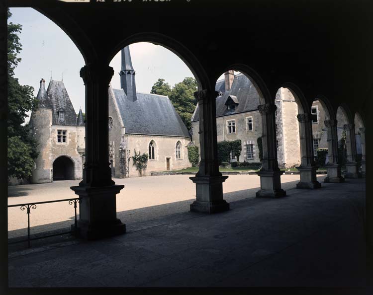 Cour vue au  travers des arcades de la galerie du rez-de-chaussée