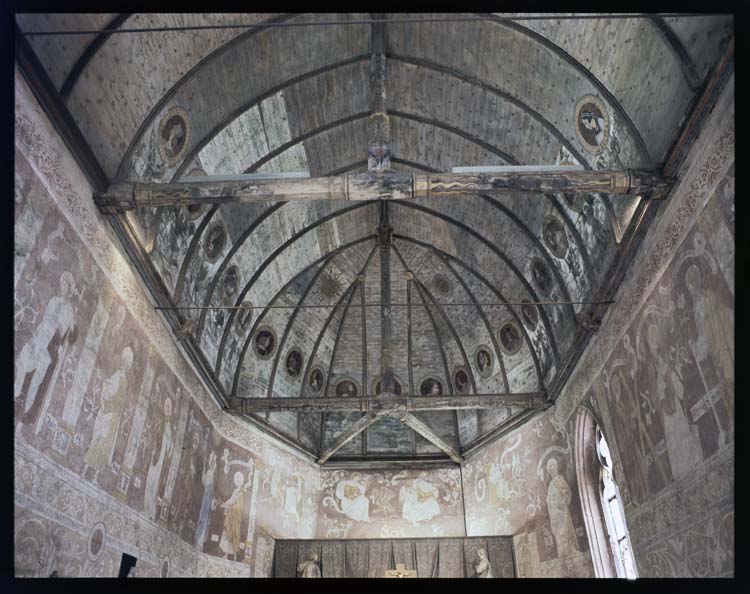 Chapelle : voûte en bois et décor peint