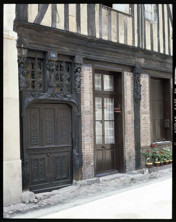 Façade à pans de bois ; Porte sculptée