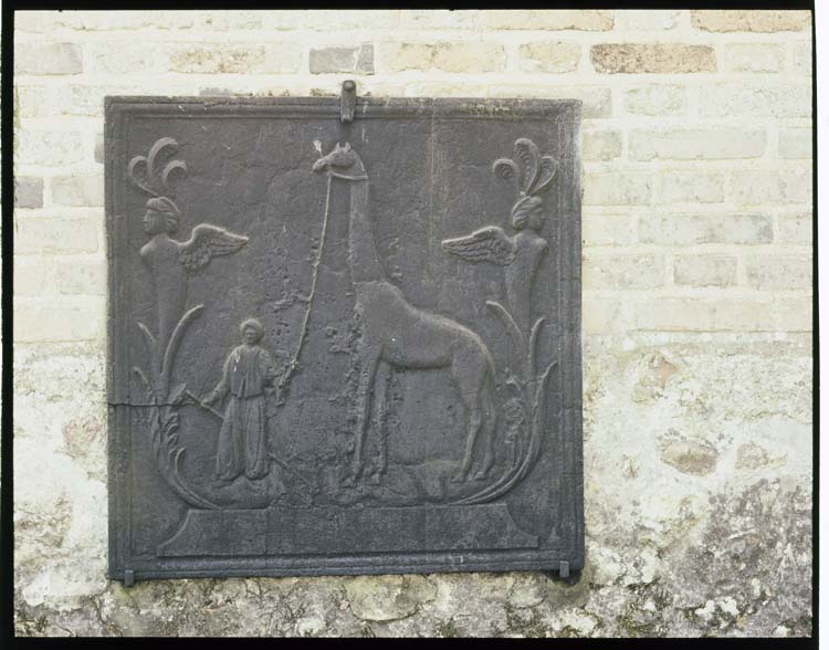 Plaque de cheminée en fonte ornée d'une girafe