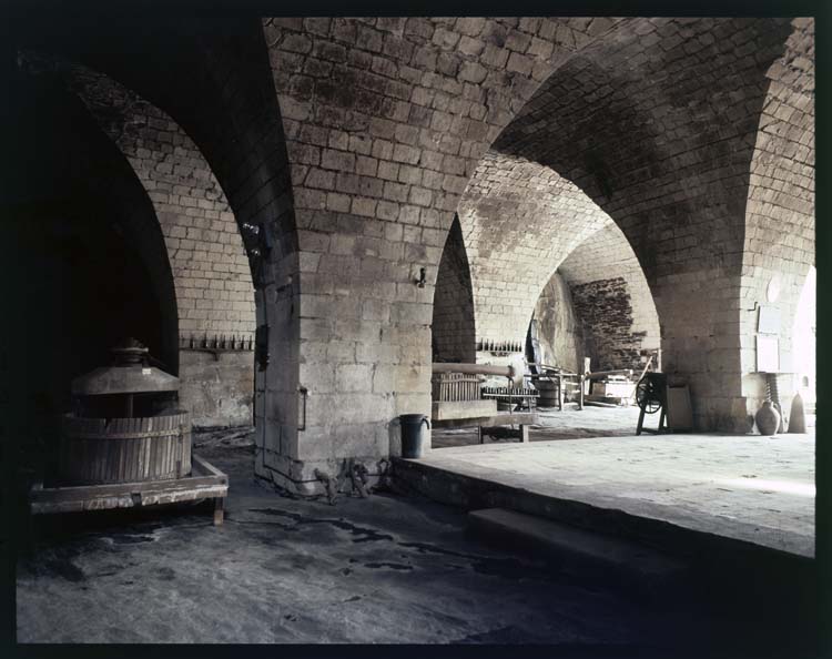 Salle voûtée abritant le musée du vin