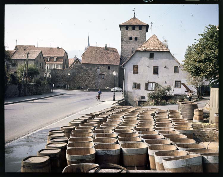 Tonneaux entreposés ; Porte d'Ebersheim dite aussi Untertor à l'arrière-plan