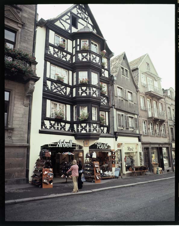 Façade sur rue ; Devantures de magasins