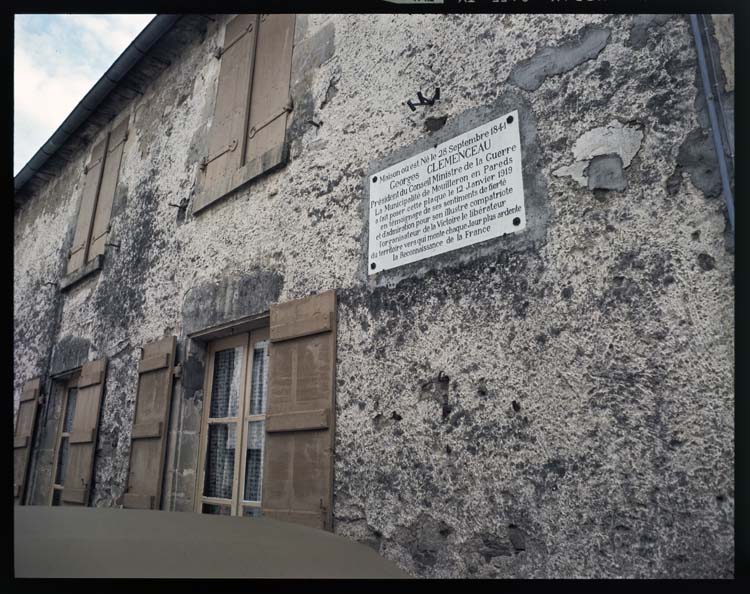 Façade sur rue ; Plaque commémorative