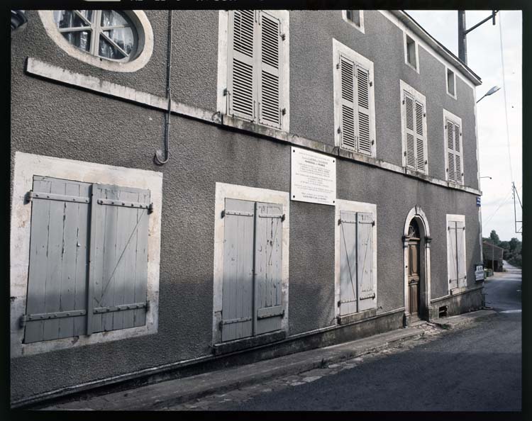 Façade sur rue ; Plaque commémorative