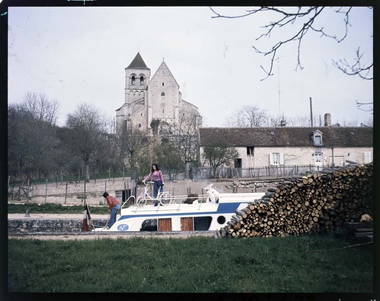 Bateau de plaisance, l'église en arrière-plan