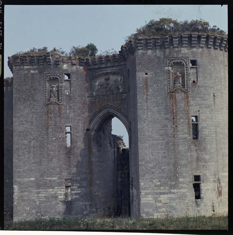 Châtelet d'entrée ; Statues des Preux