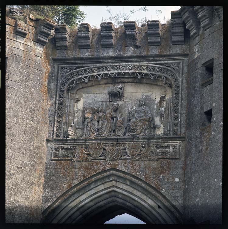 Châtelet d'entrée : couronnement de la Vierge