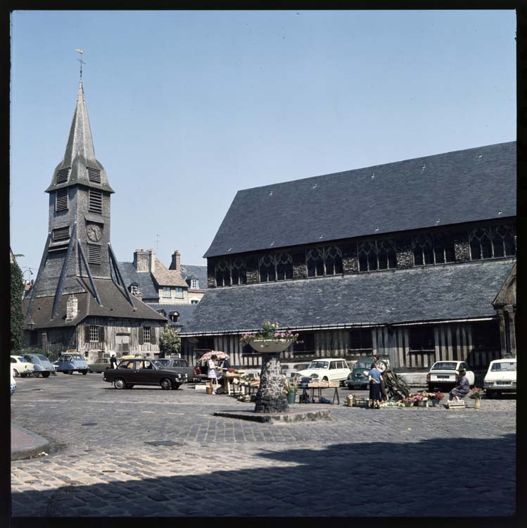 Façade sur la place