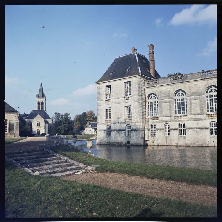 Pavillon ouest ; Église à l'arrière-plan