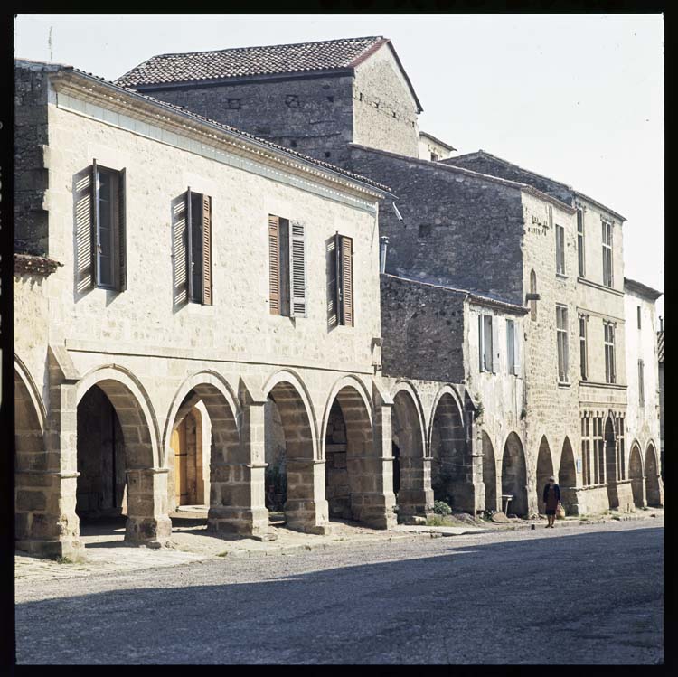 Façades sur la place Mercadiou