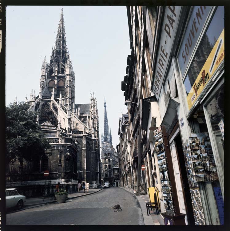 Perspective sur l'église, la flèche de la cathédrale à l'arrière-plan