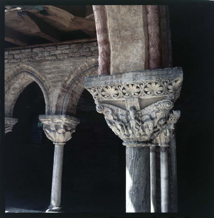 Cloître : chapiteaux sculptés