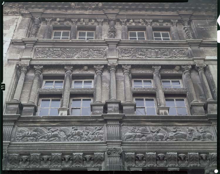 Façade sur rue : décor sculpté